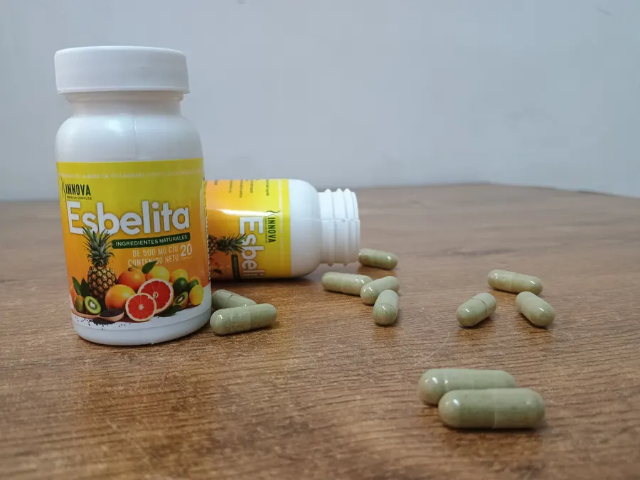 Frasco de Esbelita abierto con las cápsulas de origen vegetal a la vista